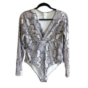 SALE H&M Snake Skin Gray Long Sleeve V-Neck Ribbed One Piece Bodysuit size Large